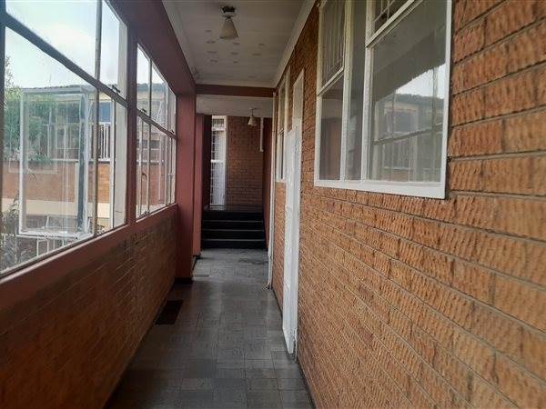 2 Bed Apartment in Booysens photo number 4