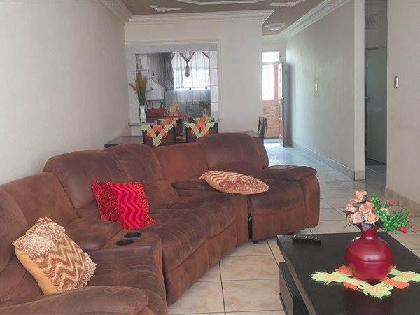 2 Bed Apartment in Booysens photo number 9
