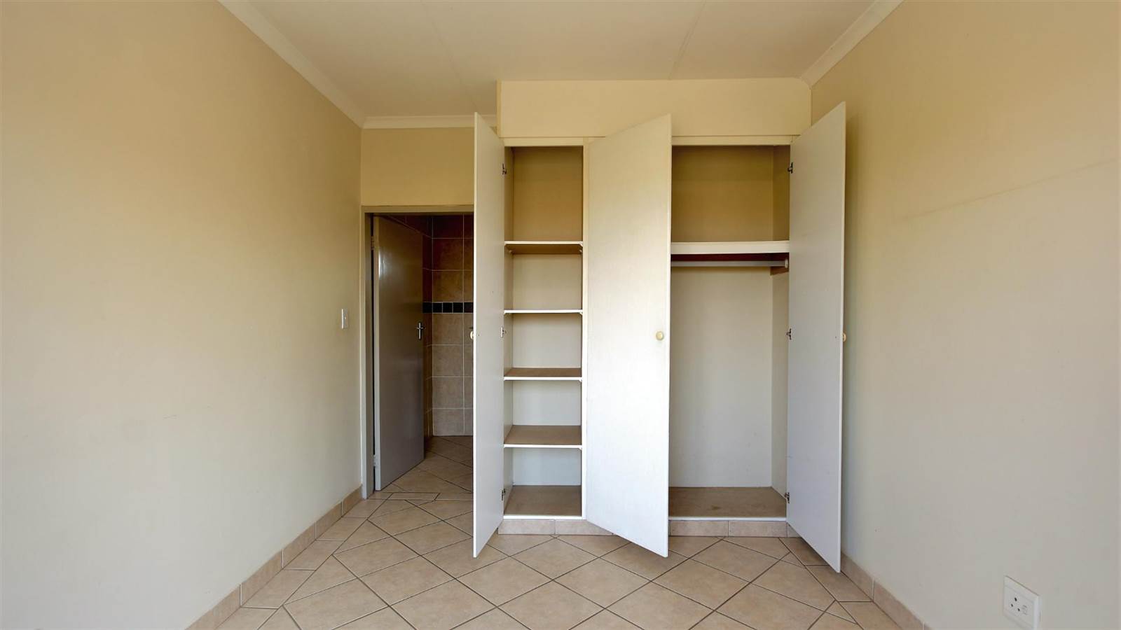 1 Bed Apartment in Hazeldean (Silverlakes Surroundings) photo number 12