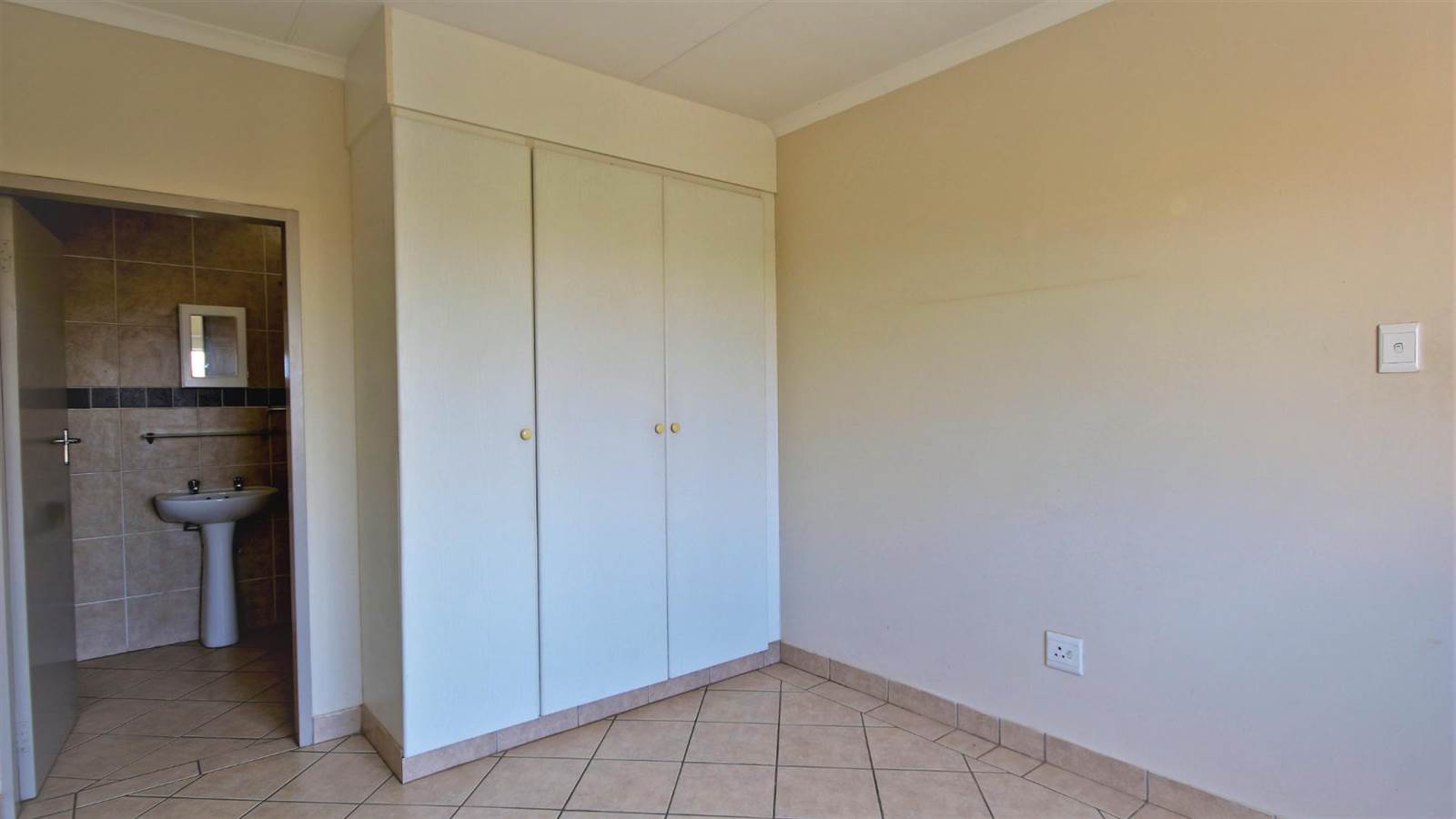 1 Bed Apartment in Hazeldean (Silverlakes Surroundings) photo number 13