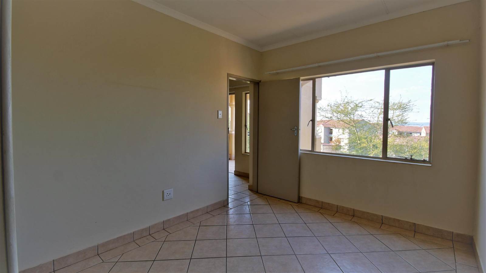 1 Bed Apartment in Hazeldean (Silverlakes Surroundings) photo number 17