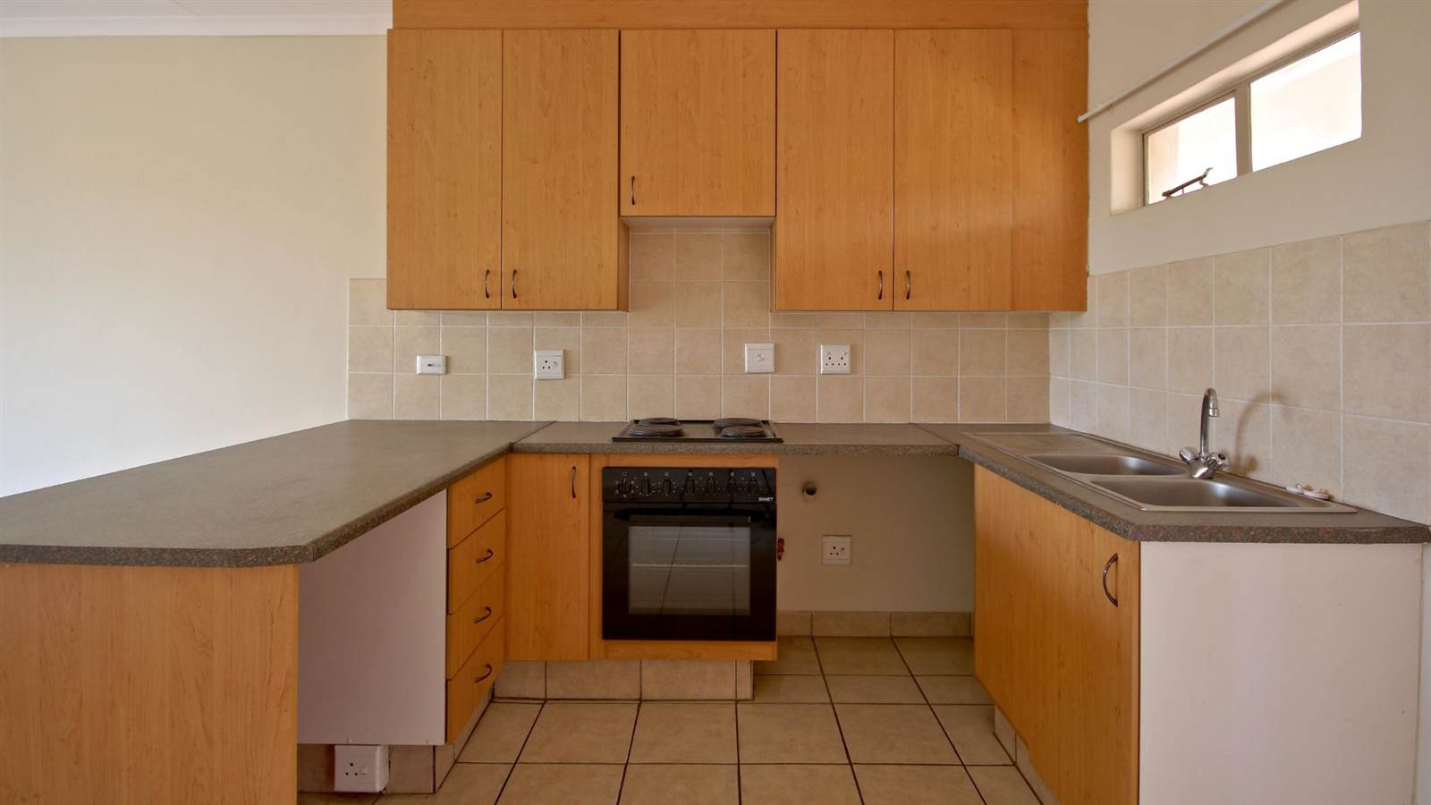 1 Bed Apartment in Hazeldean (Silverlakes Surroundings) photo number 2