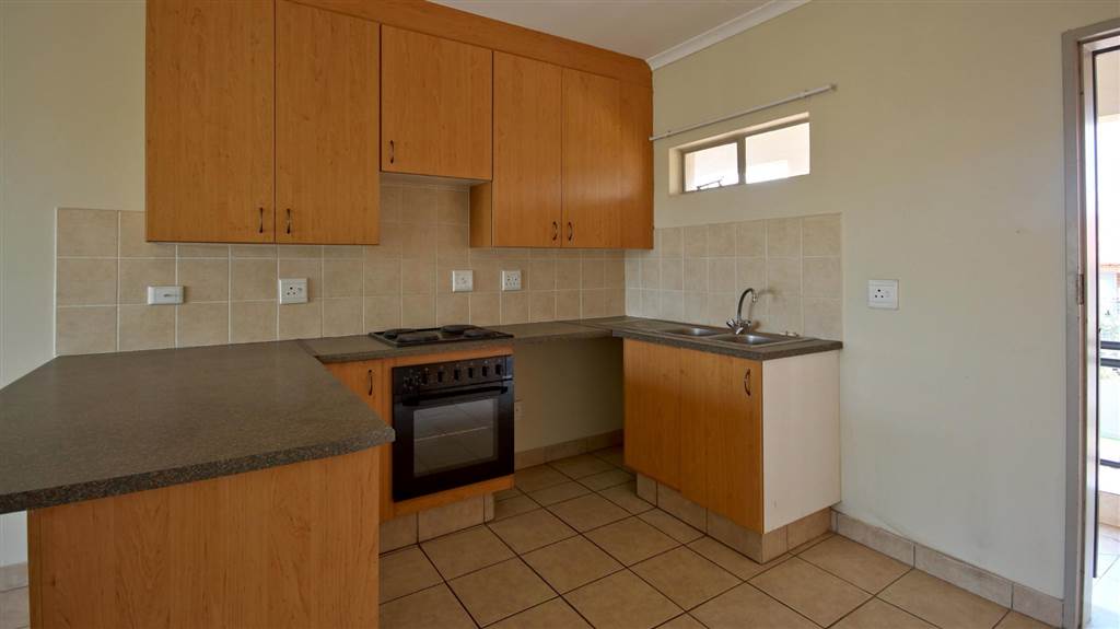 1 Bed Apartment in Hazeldean (Silverlakes Surroundings) photo number 4