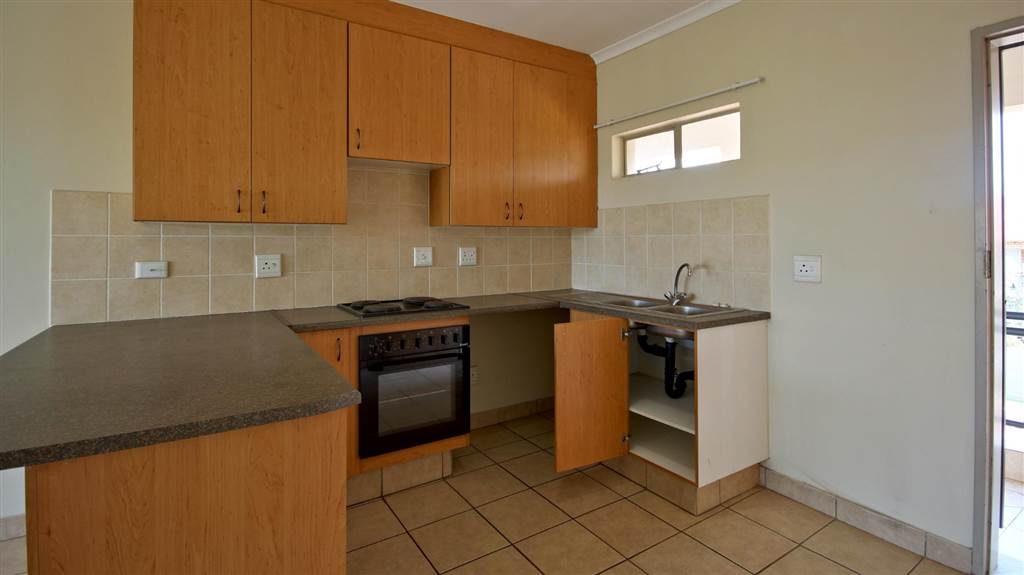1 Bed Apartment in Hazeldean (Silverlakes Surroundings) photo number 5