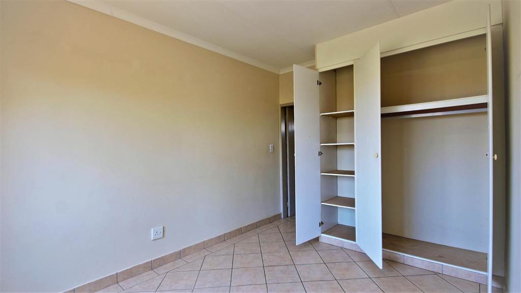 1 Bed Apartment in Hazeldean (Silverlakes Surroundings) photo number 11