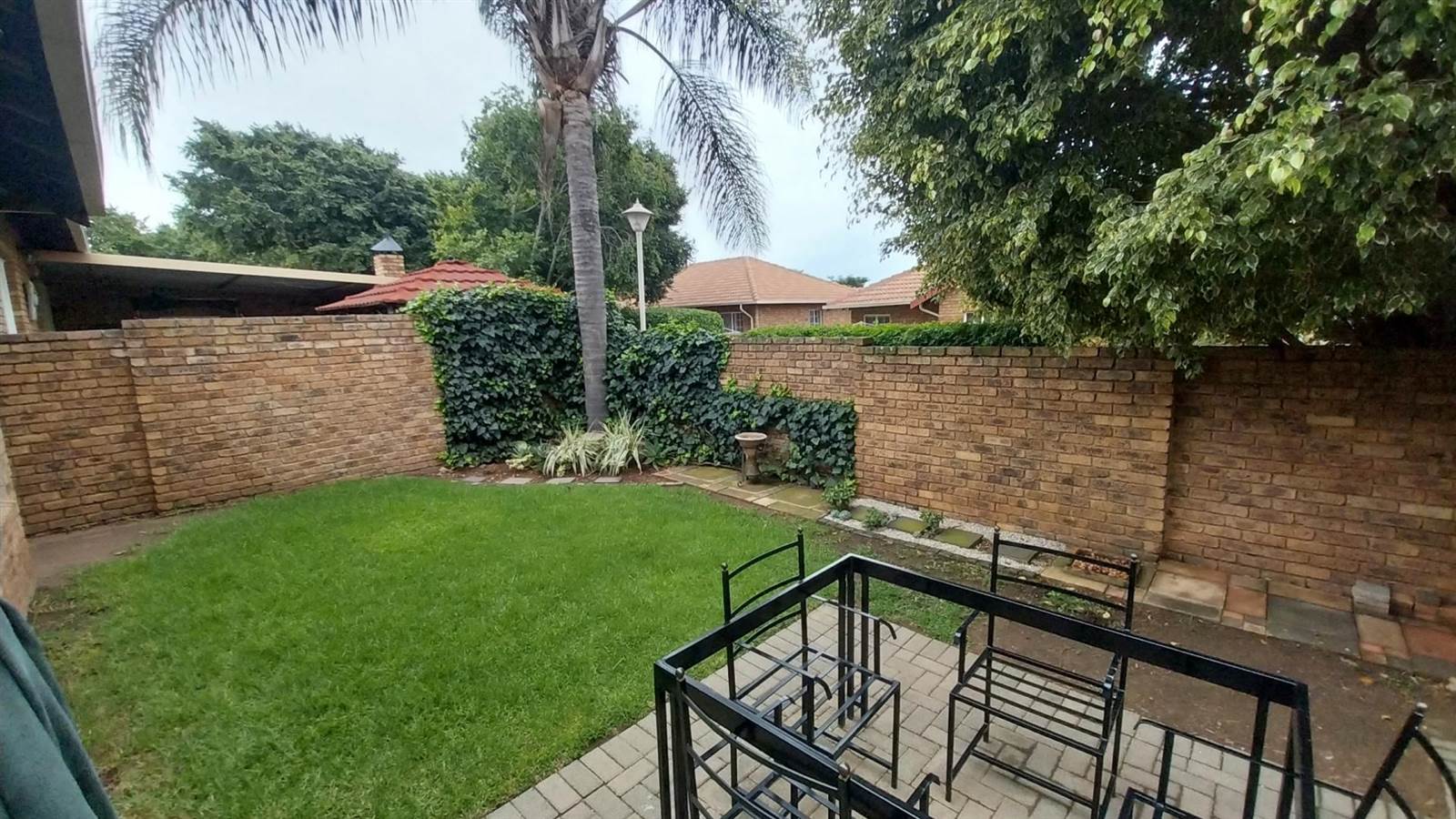 2 Bed Townhouse in Rooihuiskraal North photo number 3
