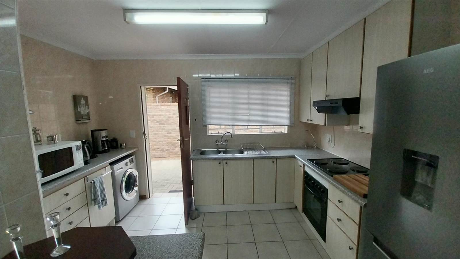 2 Bed Townhouse in Rooihuiskraal North photo number 8