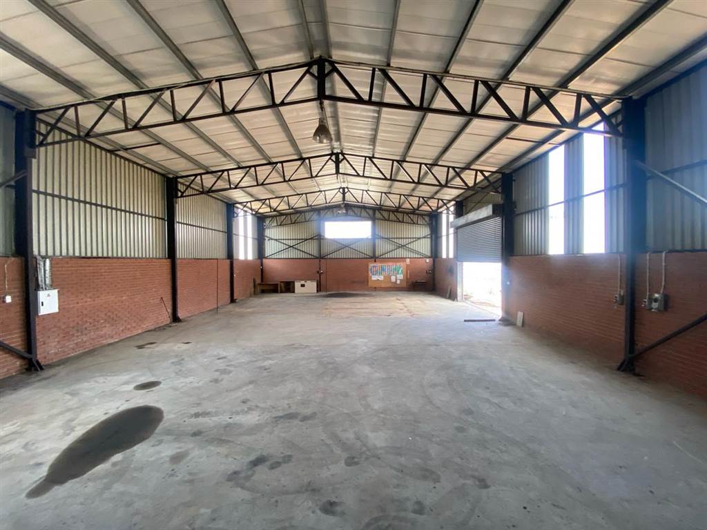 750  m² Industrial space in Industria North photo number 4