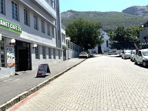 158  m² Retail Space