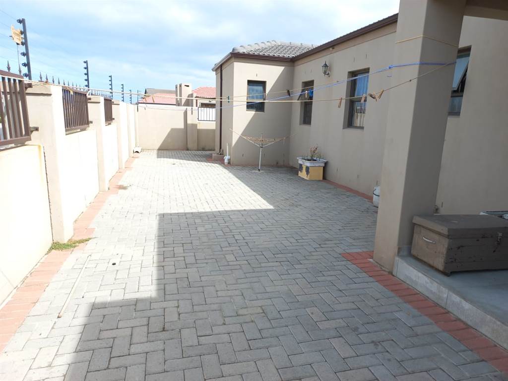 3 Bed Apartment in Fairview Golf Estate photo number 16