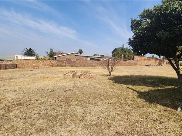 2450 m² Land available in Witbank Central