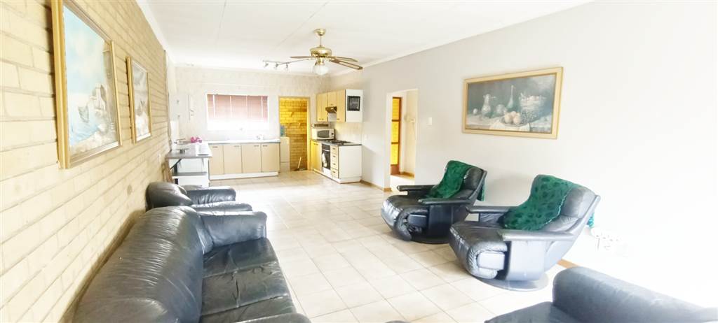 3 Bed Townhouse in Dalpark Ext 1 photo number 6
