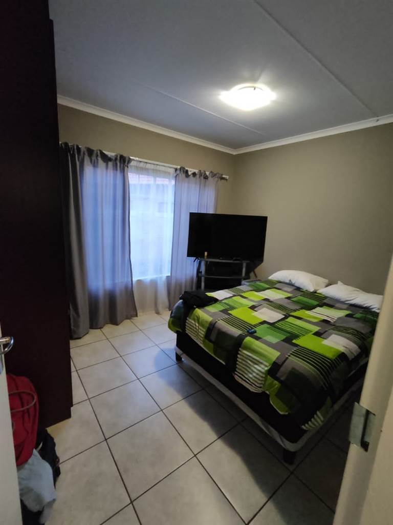 3 Bed House in Waterkloof East photo number 16