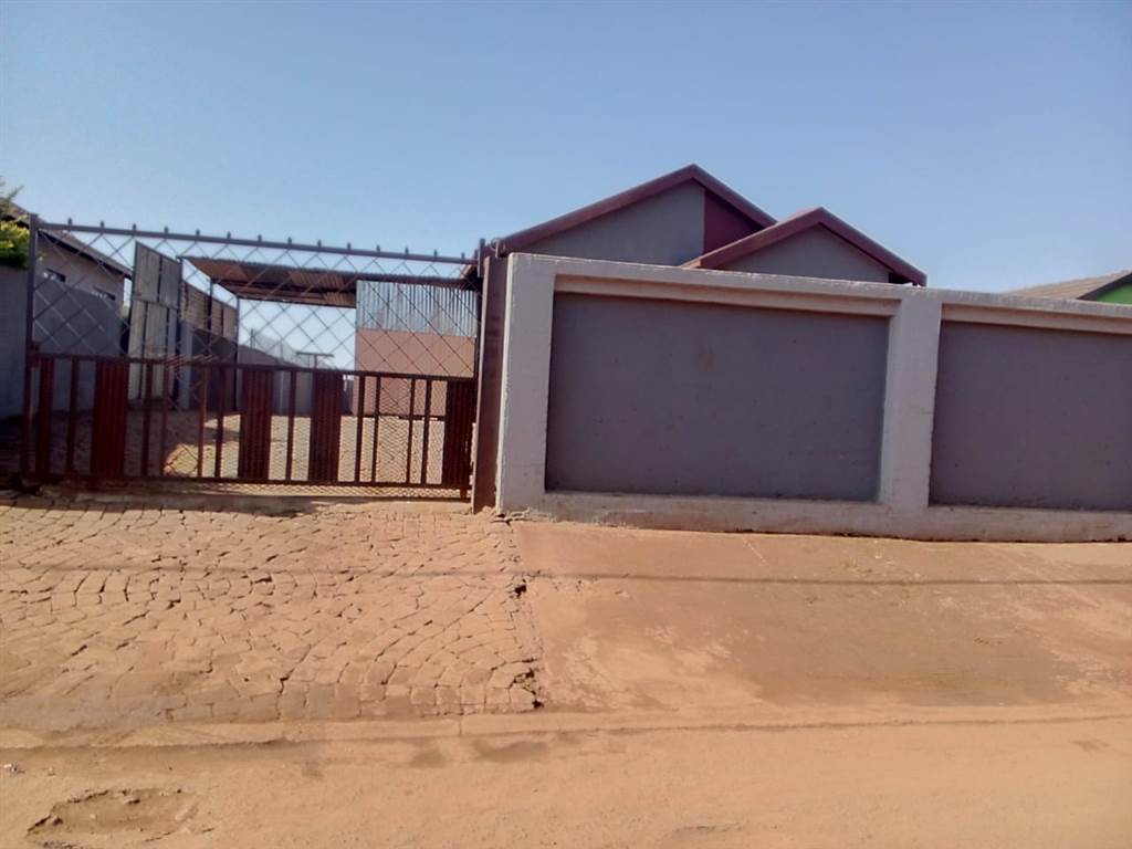6 Bed House in Soshanguve B photo number 1