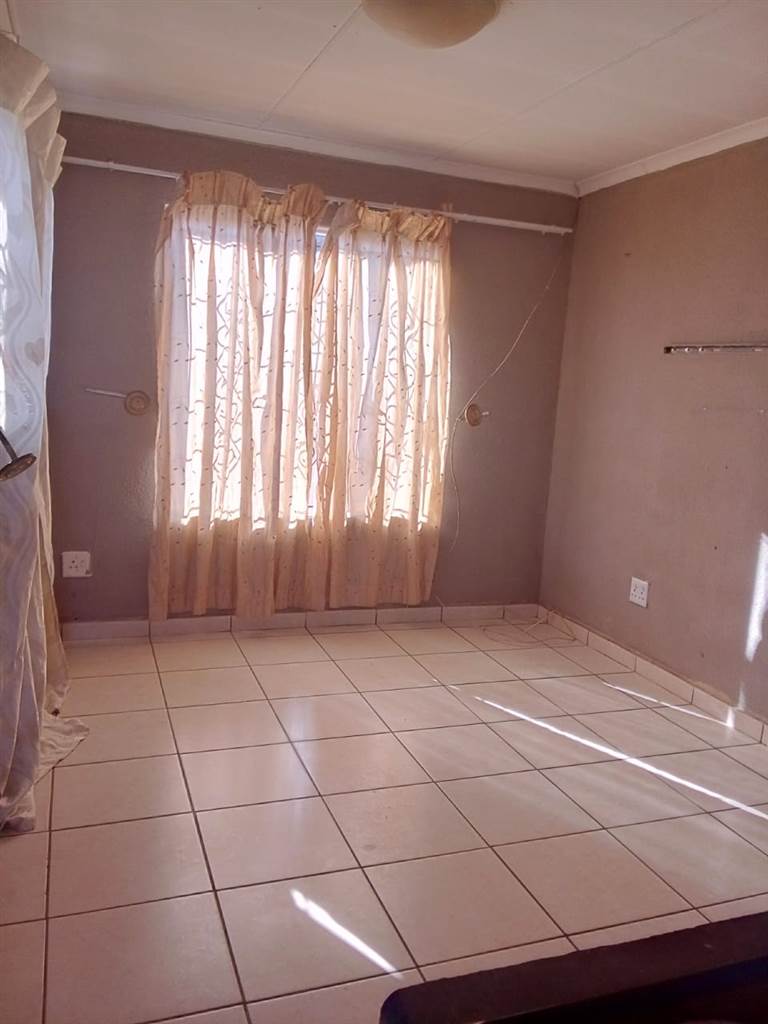 6 Bed House in Soshanguve B photo number 9