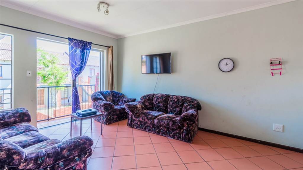 2 Bed Apartment in Mooikloof Ridge photo number 8