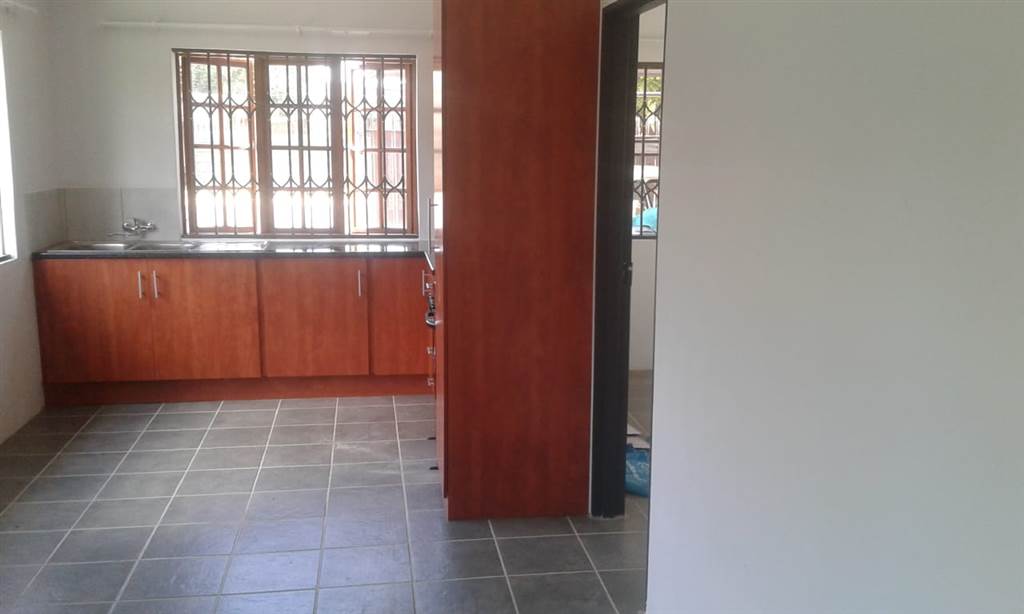 2 Bed House in Parktown Estate photo number 11