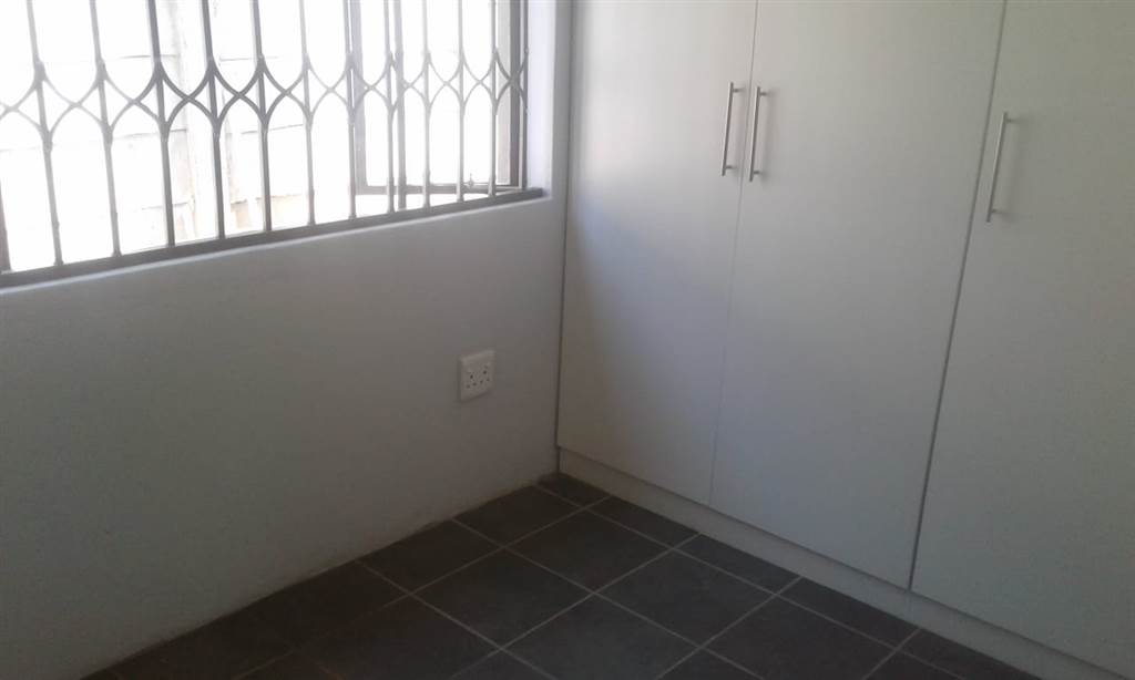 2 Bed House in Parktown Estate photo number 8