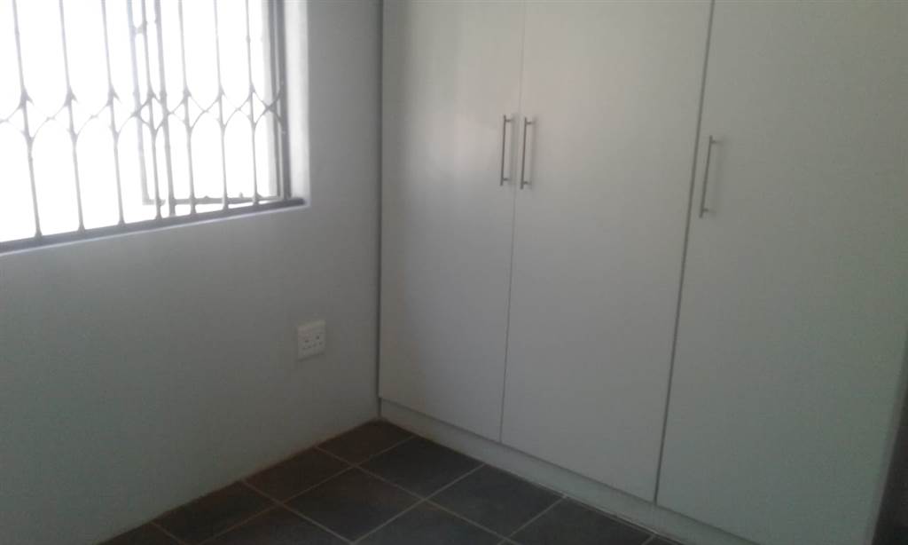 2 Bed House in Parktown Estate photo number 12