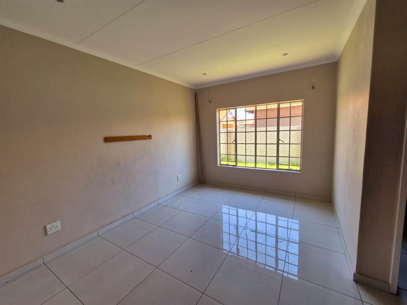 3 Bed House in Waterkloof East photo number 9