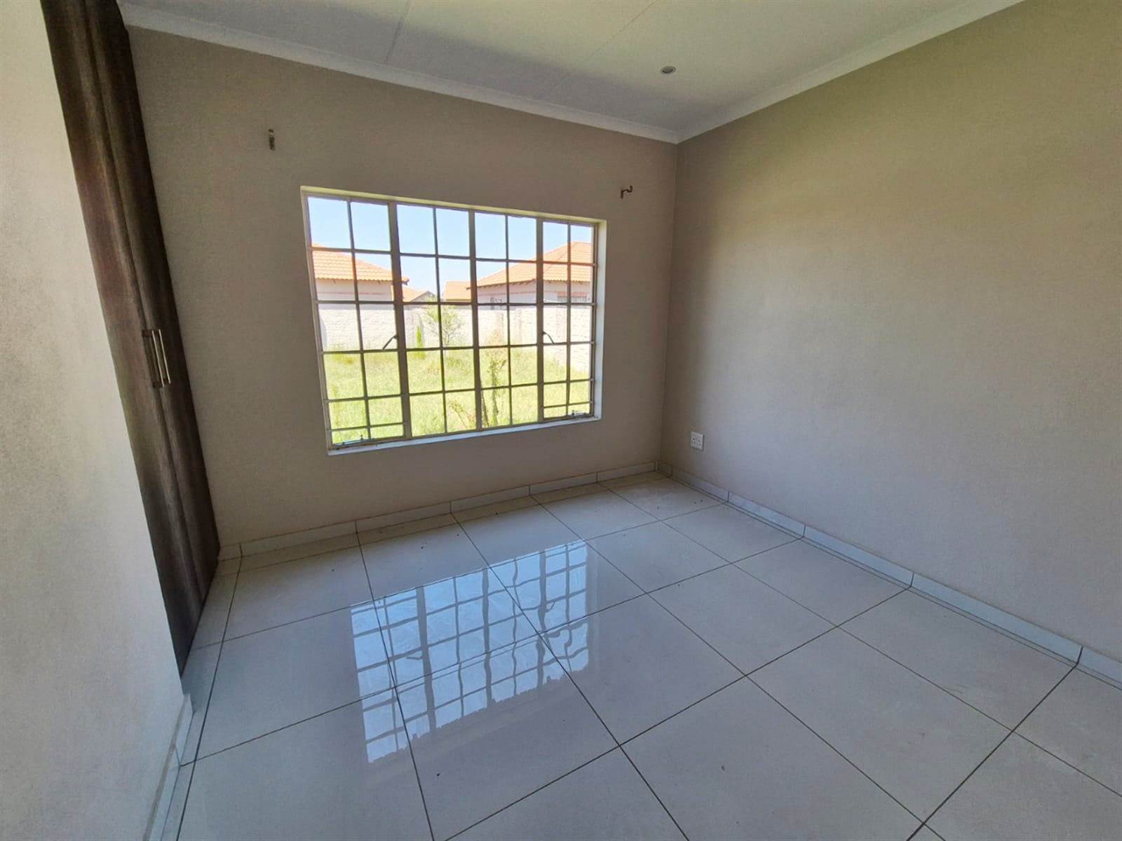 3 Bed House in Waterkloof East photo number 12