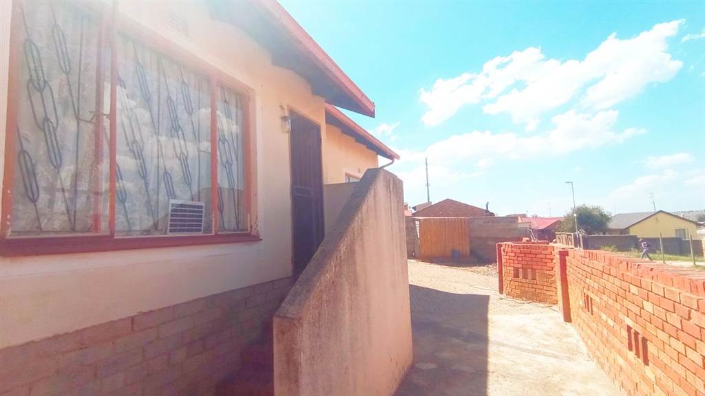 3 Bed House in Tembisa photo number 7