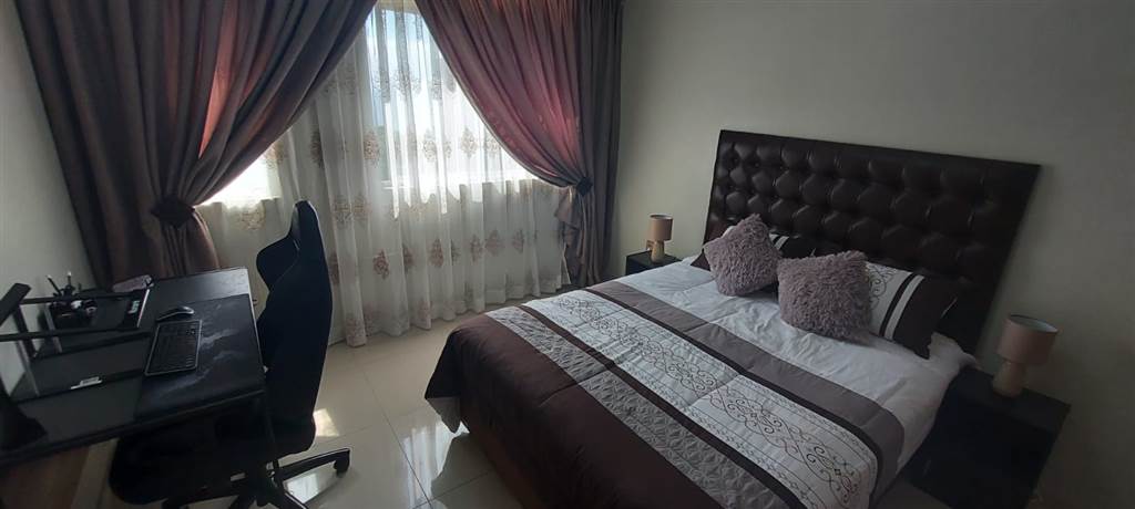 2 Bed Apartment in Amanzimtoti photo number 7