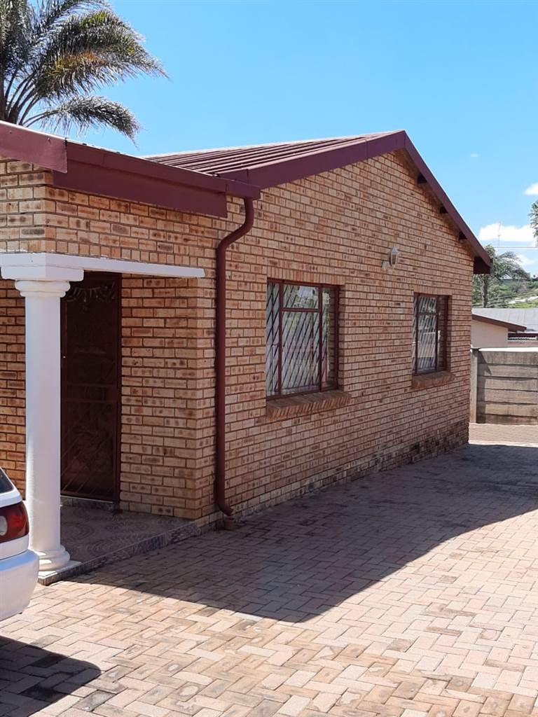 4 Bed House in Laudium photo number 20