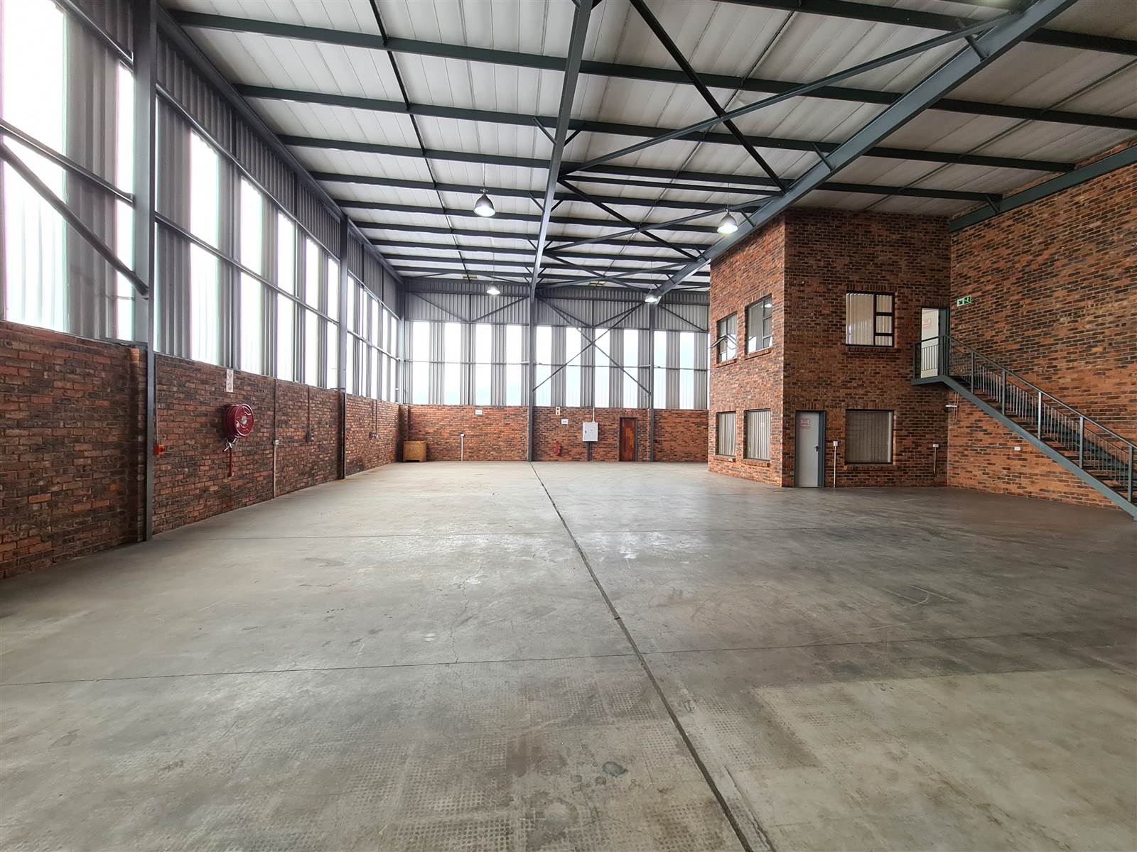 400  m² Industrial space in Sebenza photo number 3