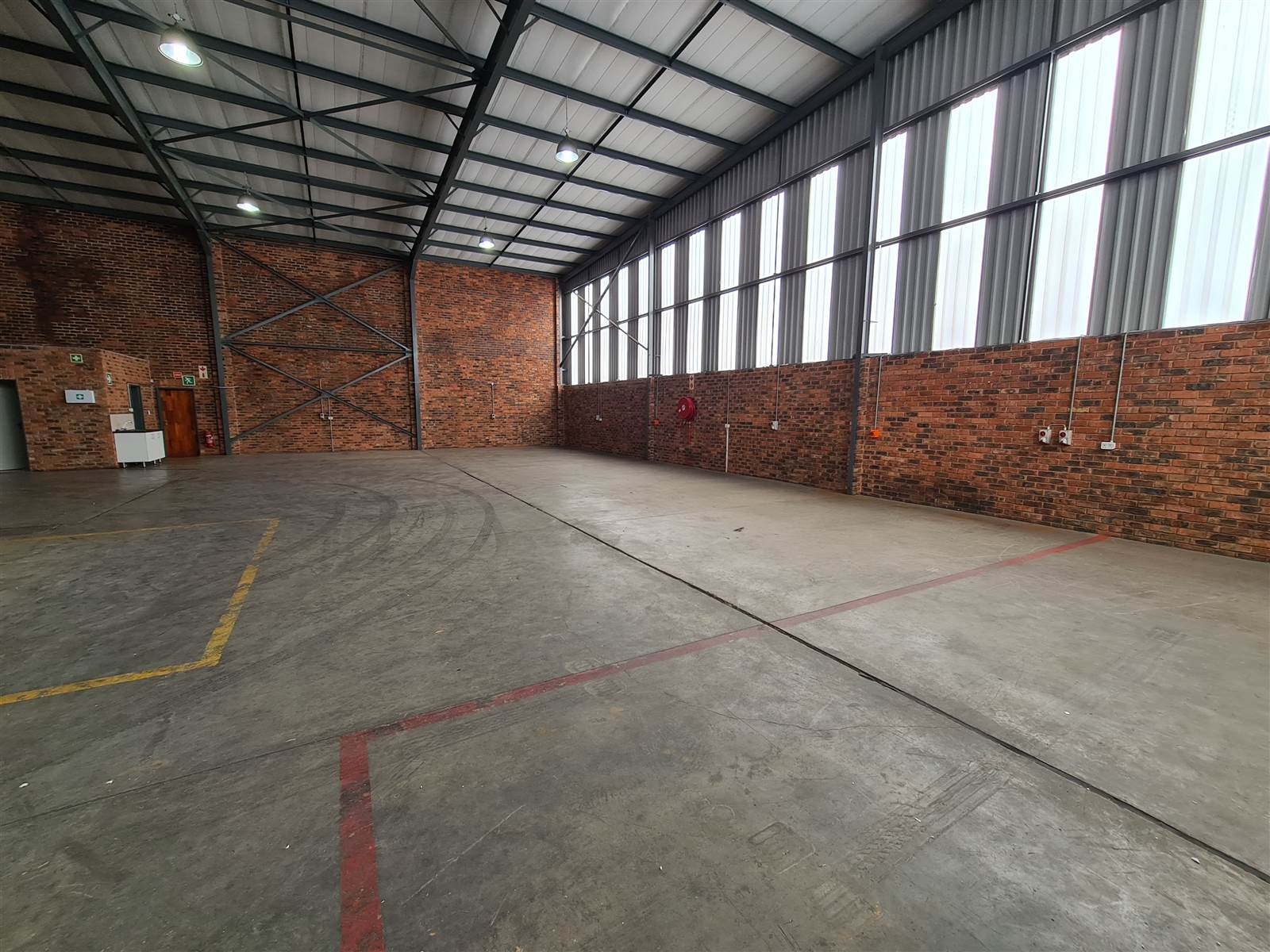 400  m² Industrial space in Sebenza photo number 8