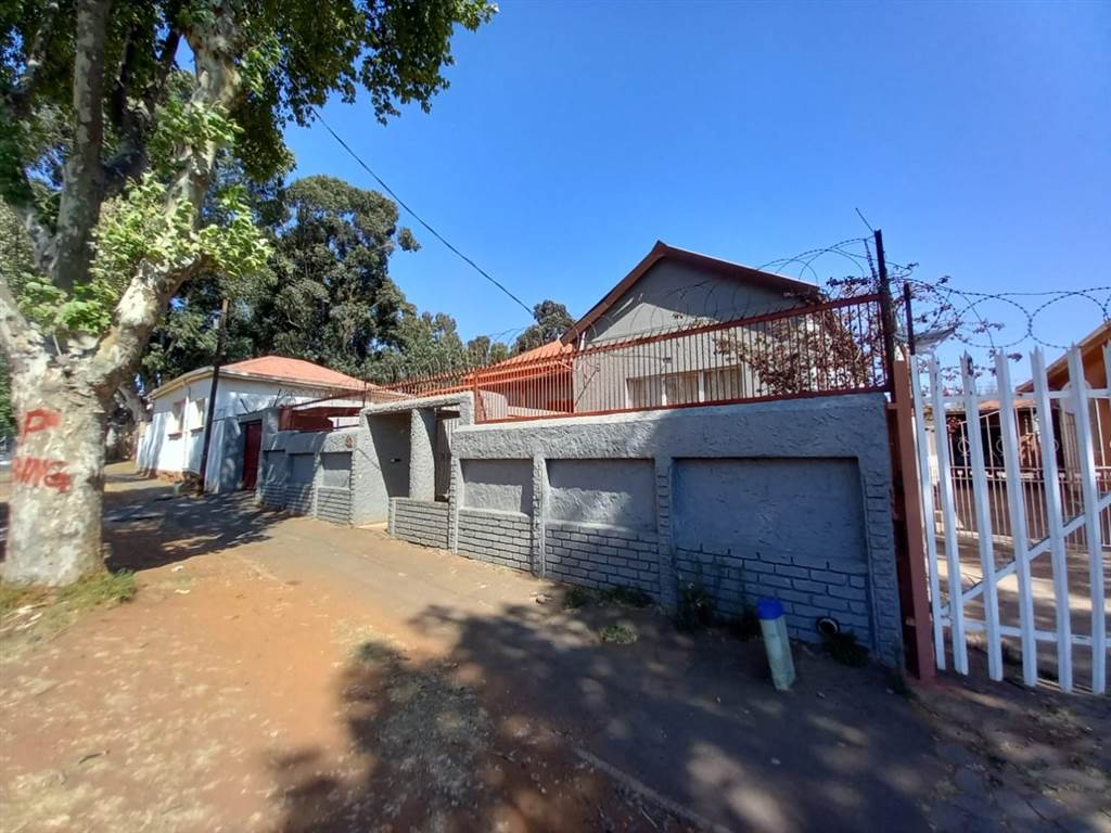 10 Bed House in Turffontein photo number 1
