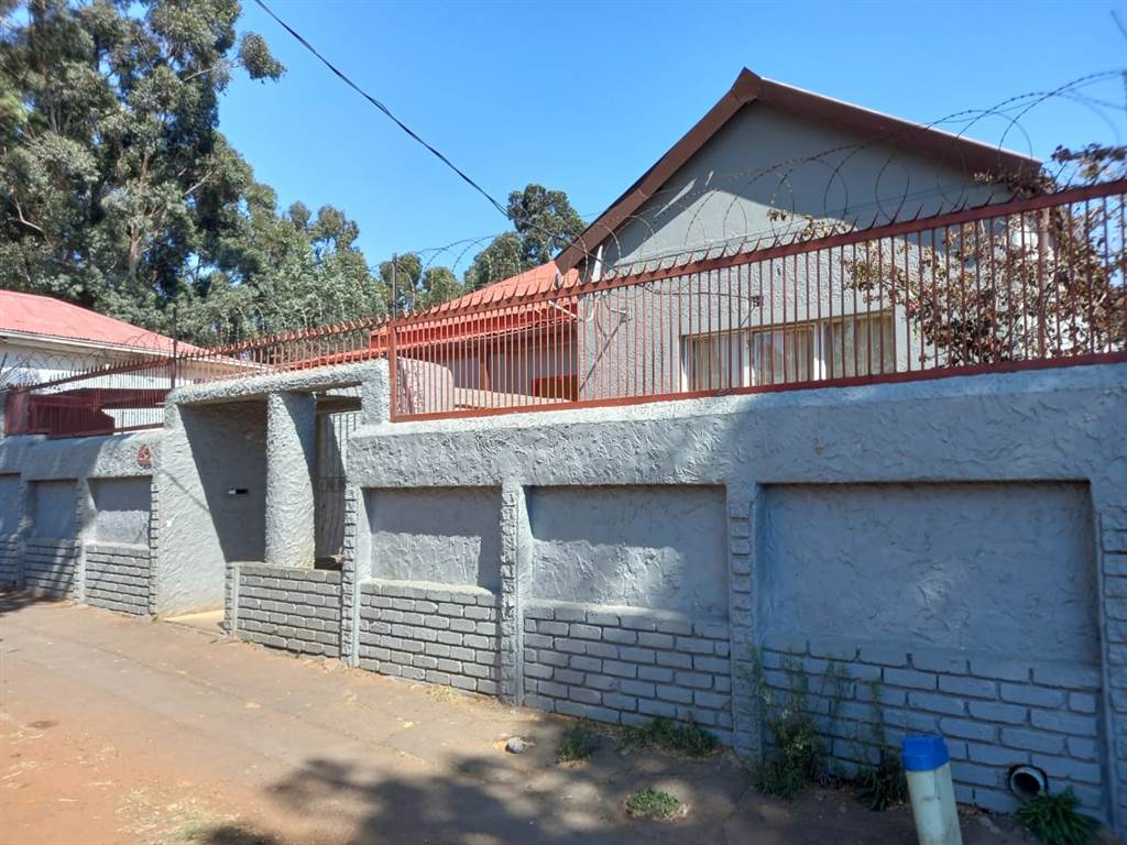 10 Bed House in Turffontein photo number 4