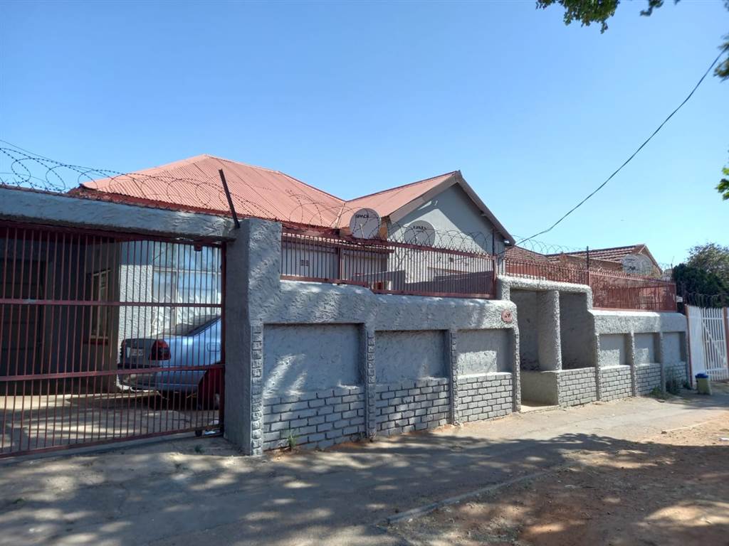 10 Bed House in Turffontein photo number 3
