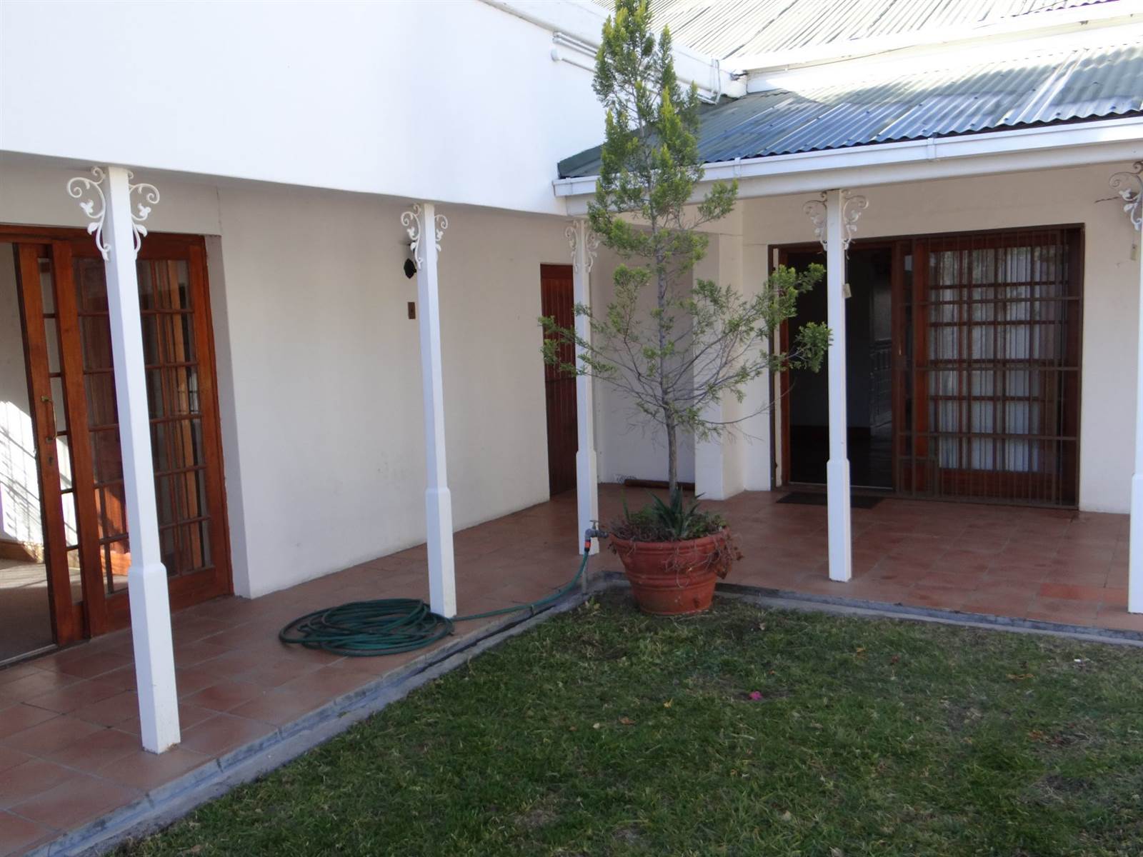 4 Bed House in Beaufort West photo number 17