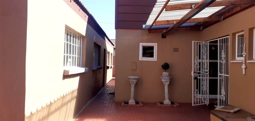 3 Bed House in Fochville photo number 4