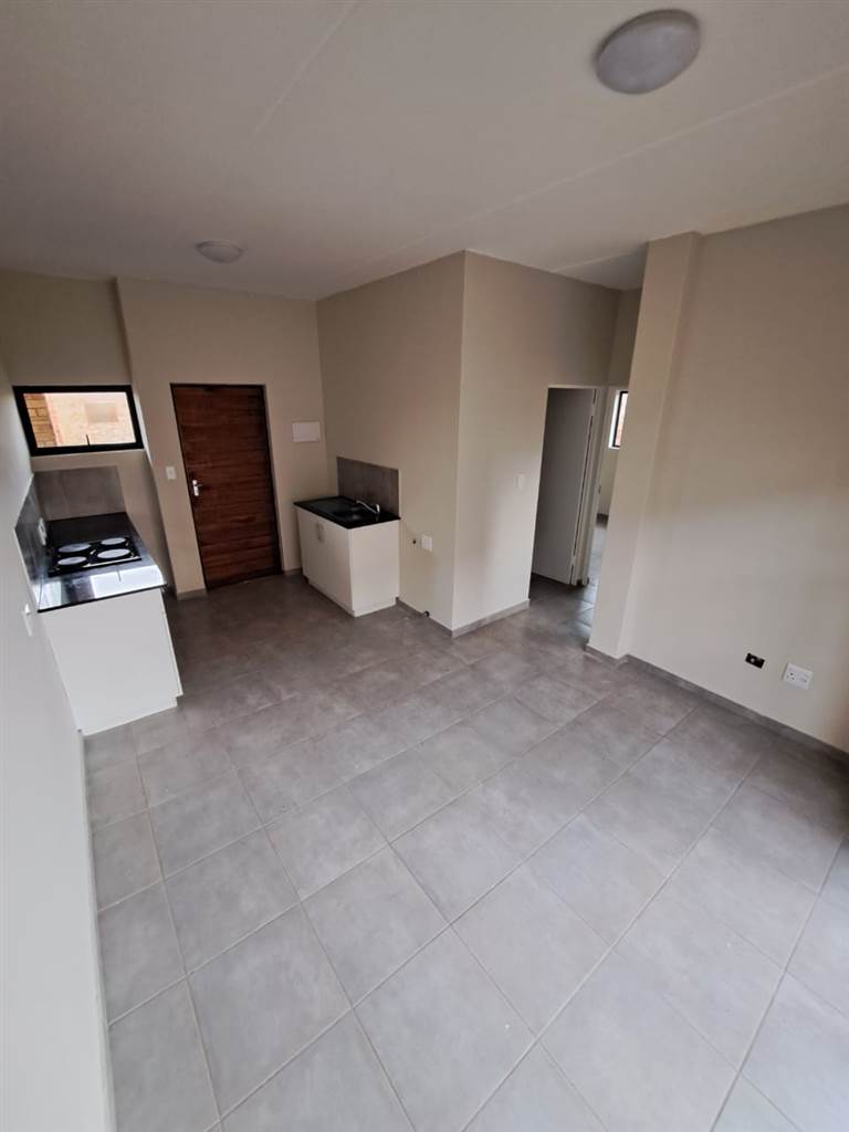 2 Bed Apartment in Katlehong photo number 2