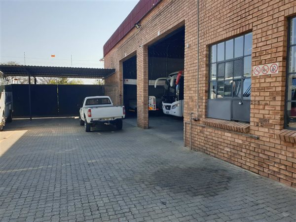 706  m² Commercial space