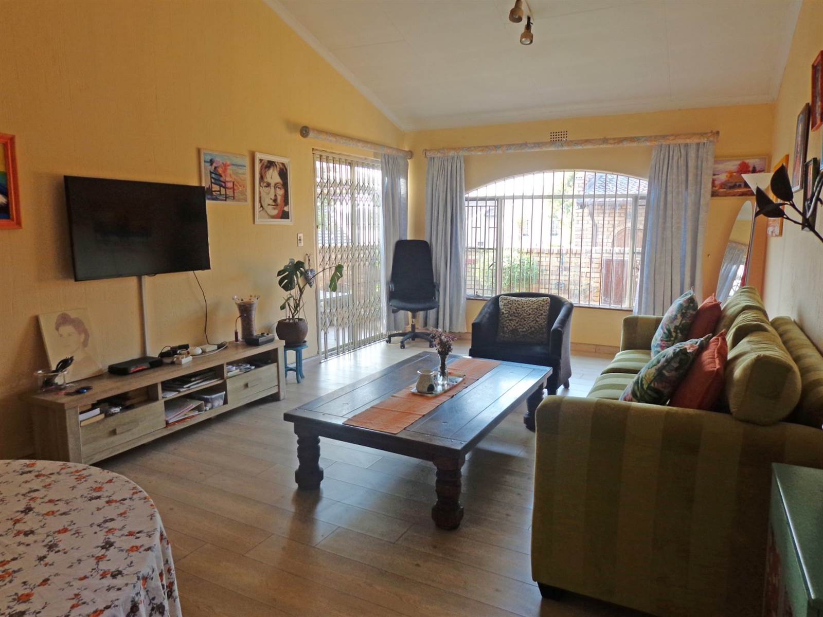 1 Bed Townhouse in Corlett Gardens photo number 2