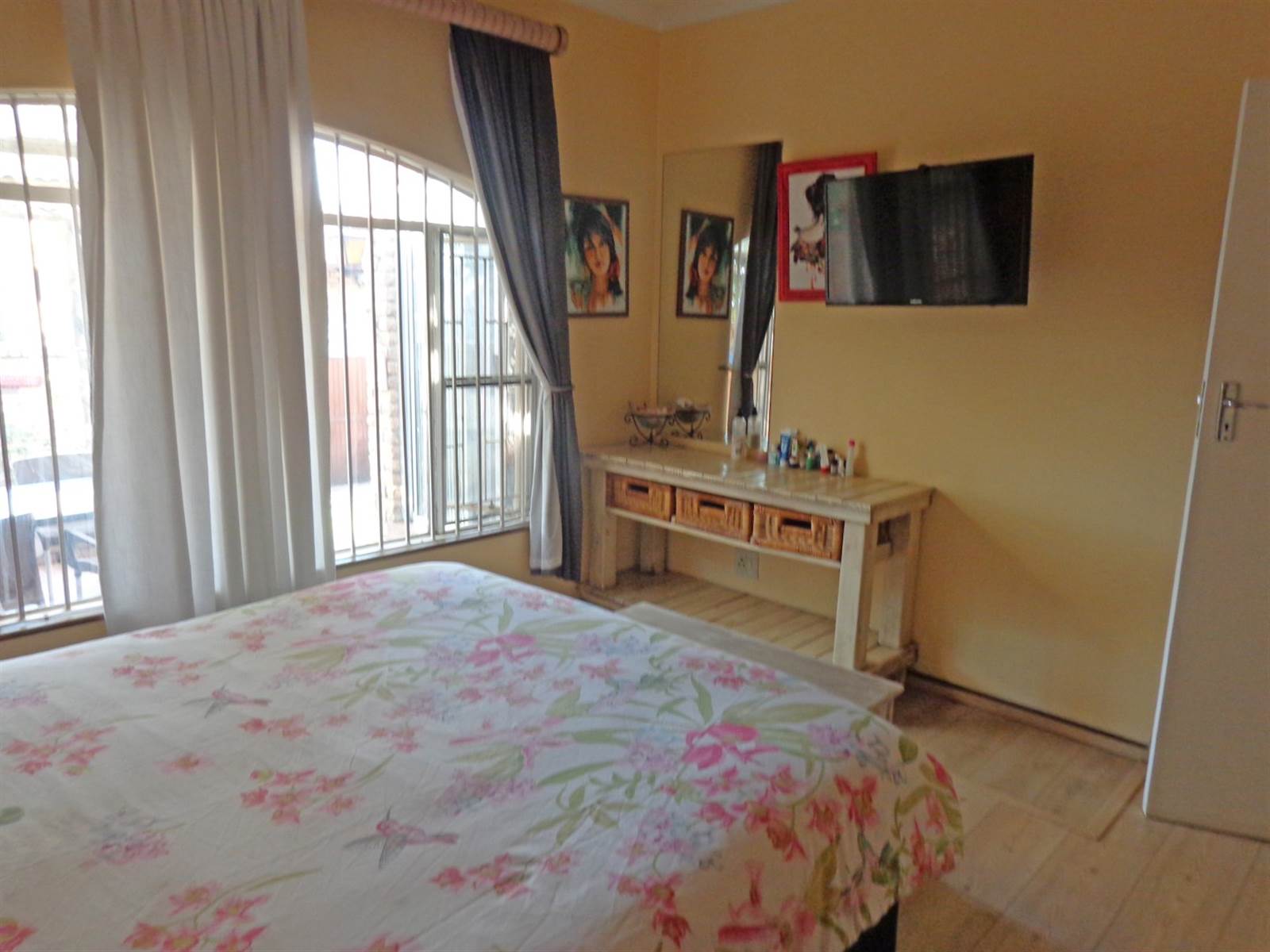 1 Bed Townhouse in Corlett Gardens photo number 12