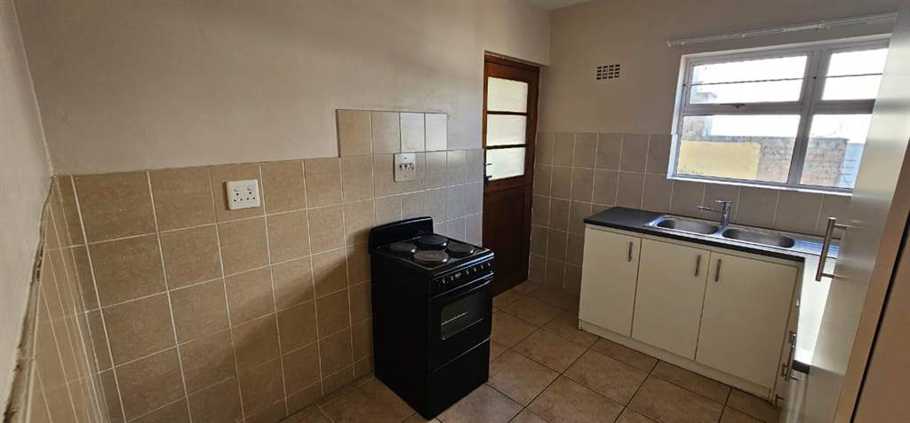 2 Bed Apartment in Vredehoek photo number 9