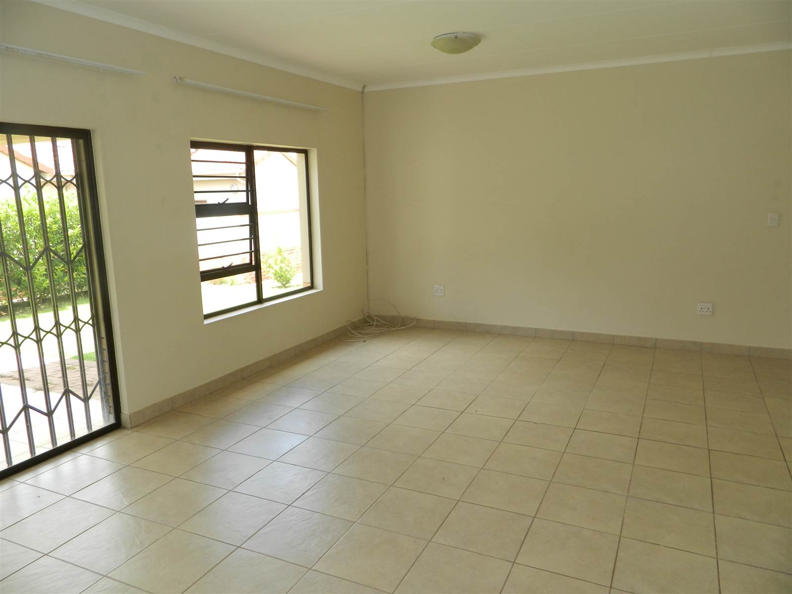 2 Bed Cluster in Hazeldean (Silverlakes Surroundings) photo number 4
