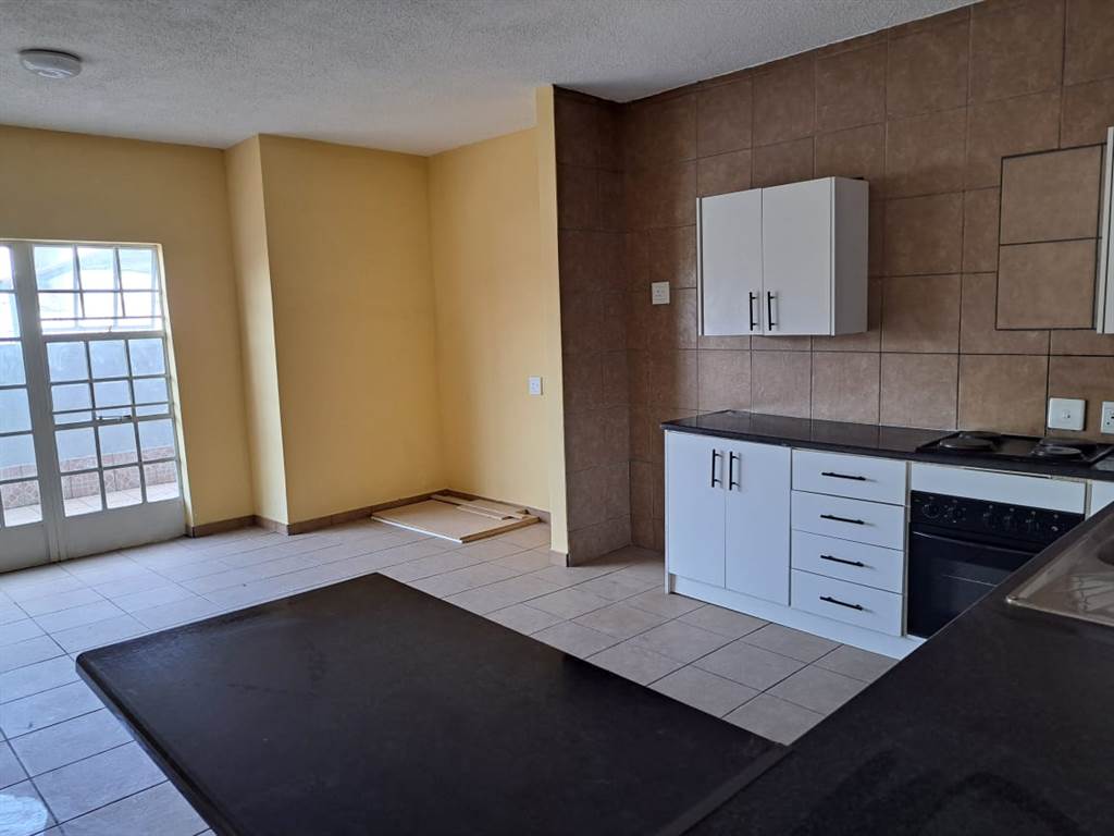 2 Bed Apartment in Brakpan North photo number 14