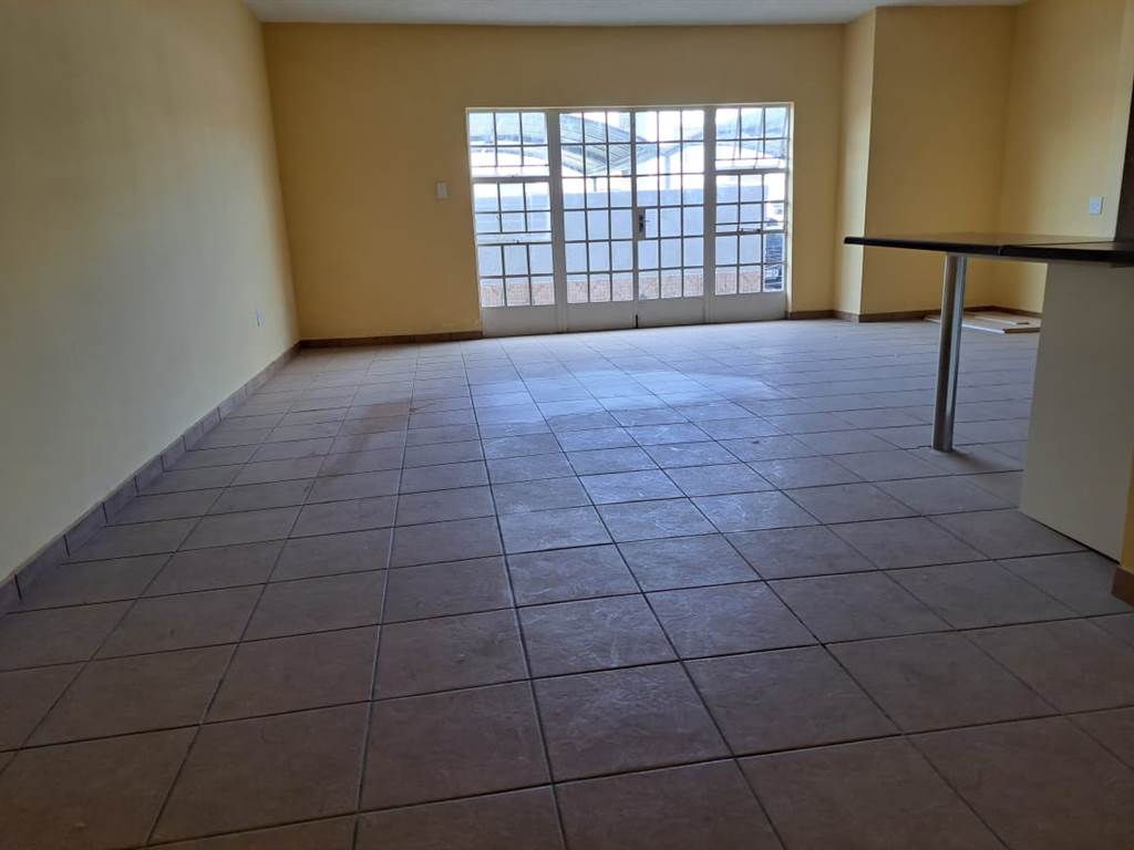 2 Bed Apartment in Brakpan North photo number 7