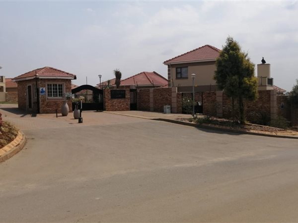 2 Bed House in Roodepoort Central