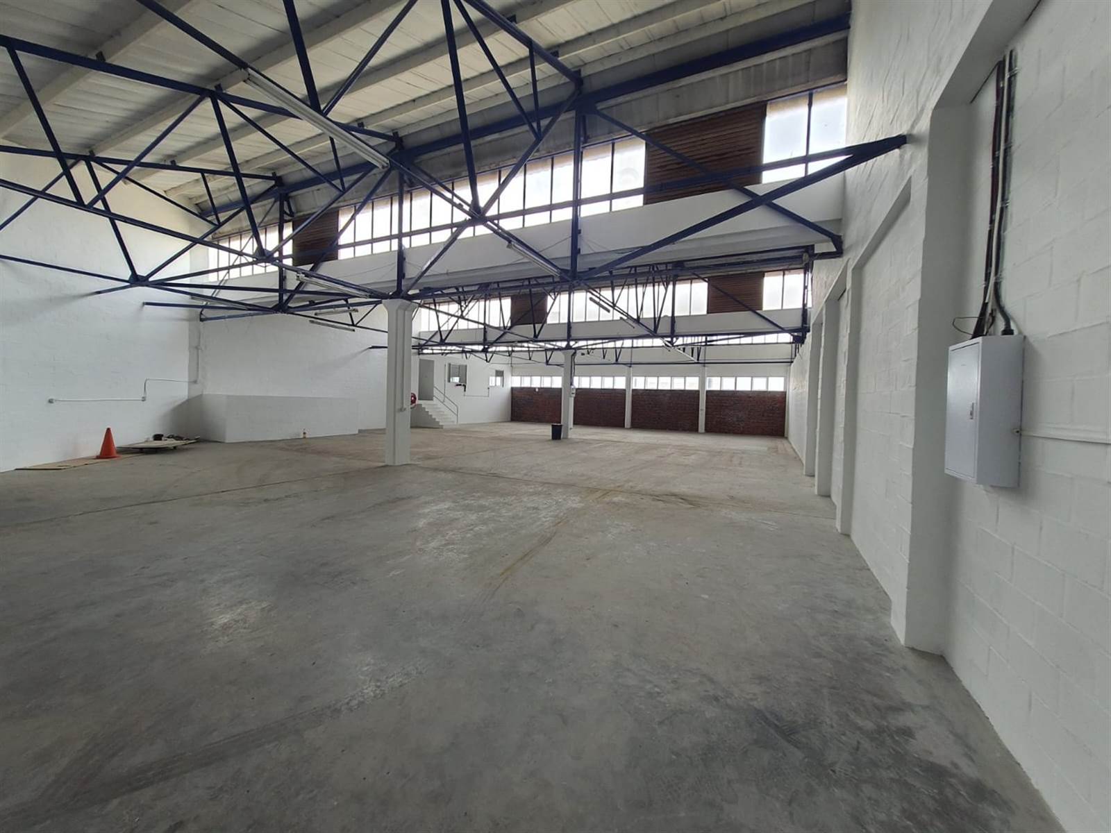 600  m² Commercial space in Paarden Eiland photo number 2