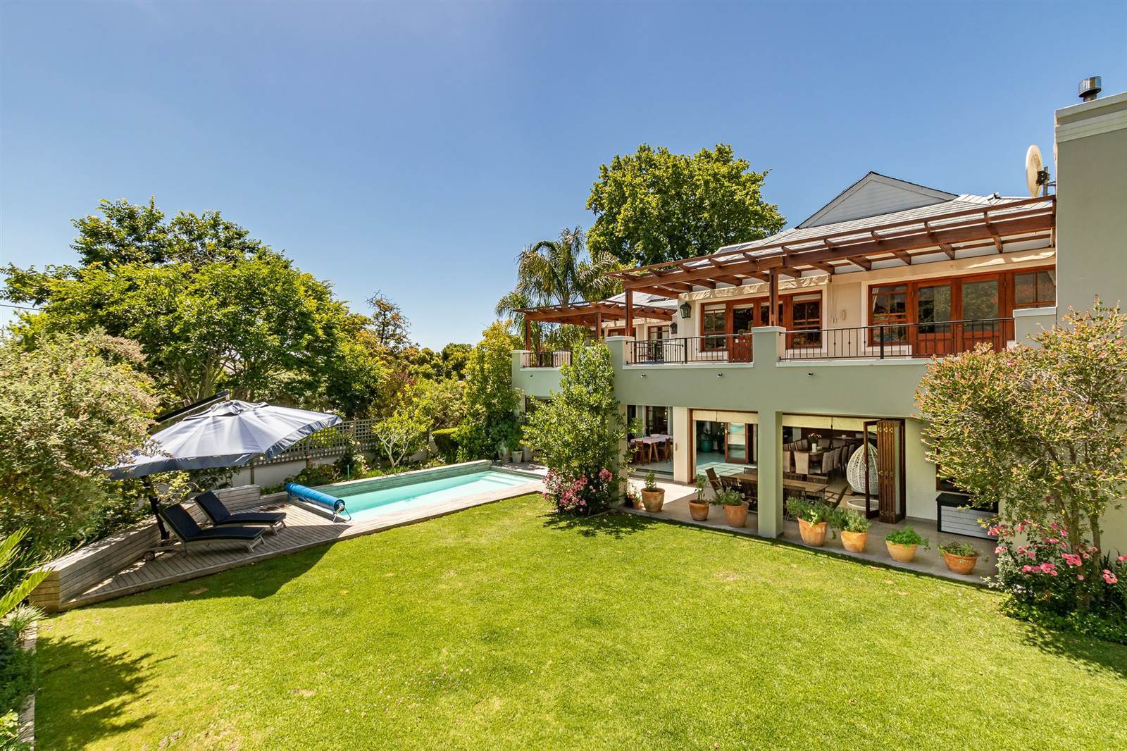 6 Bed House in Constantia Upper  photo number 2