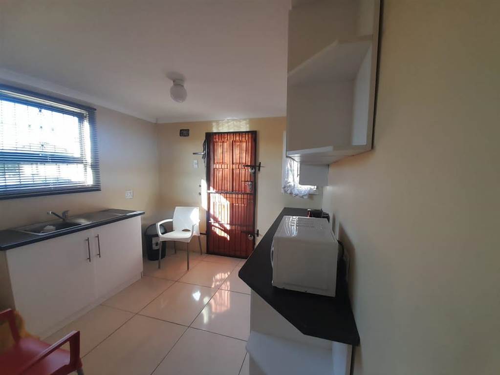 2 Bed House in Kwa Nobuhle photo number 8