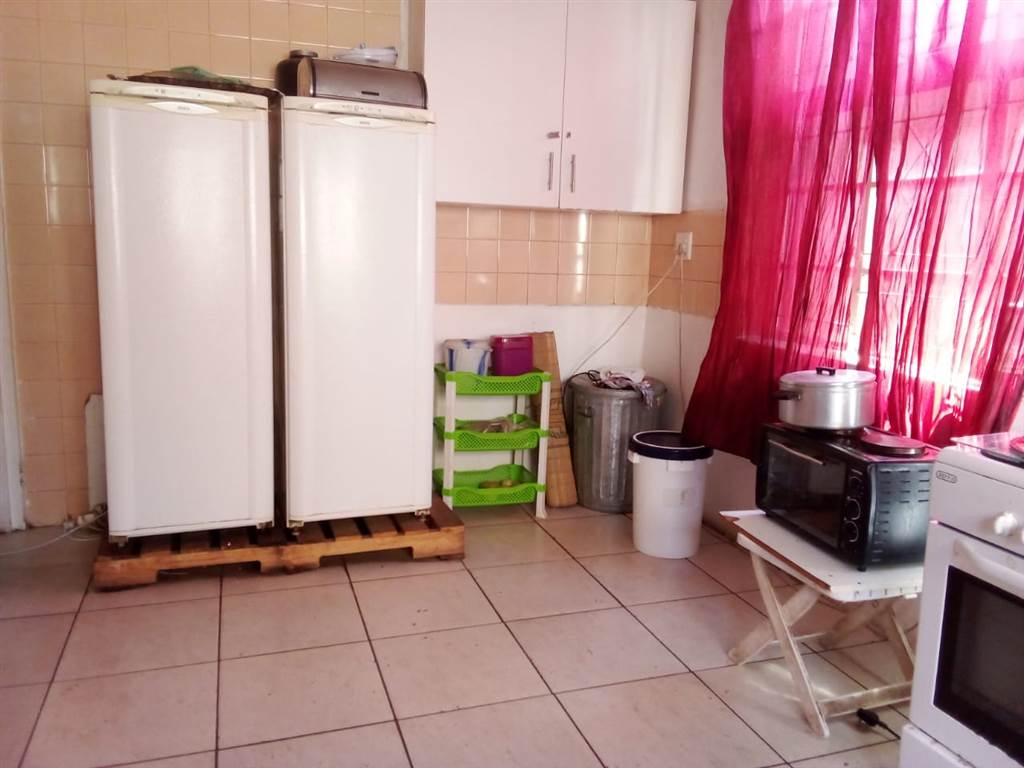 4 Bed House in Turffontein photo number 4