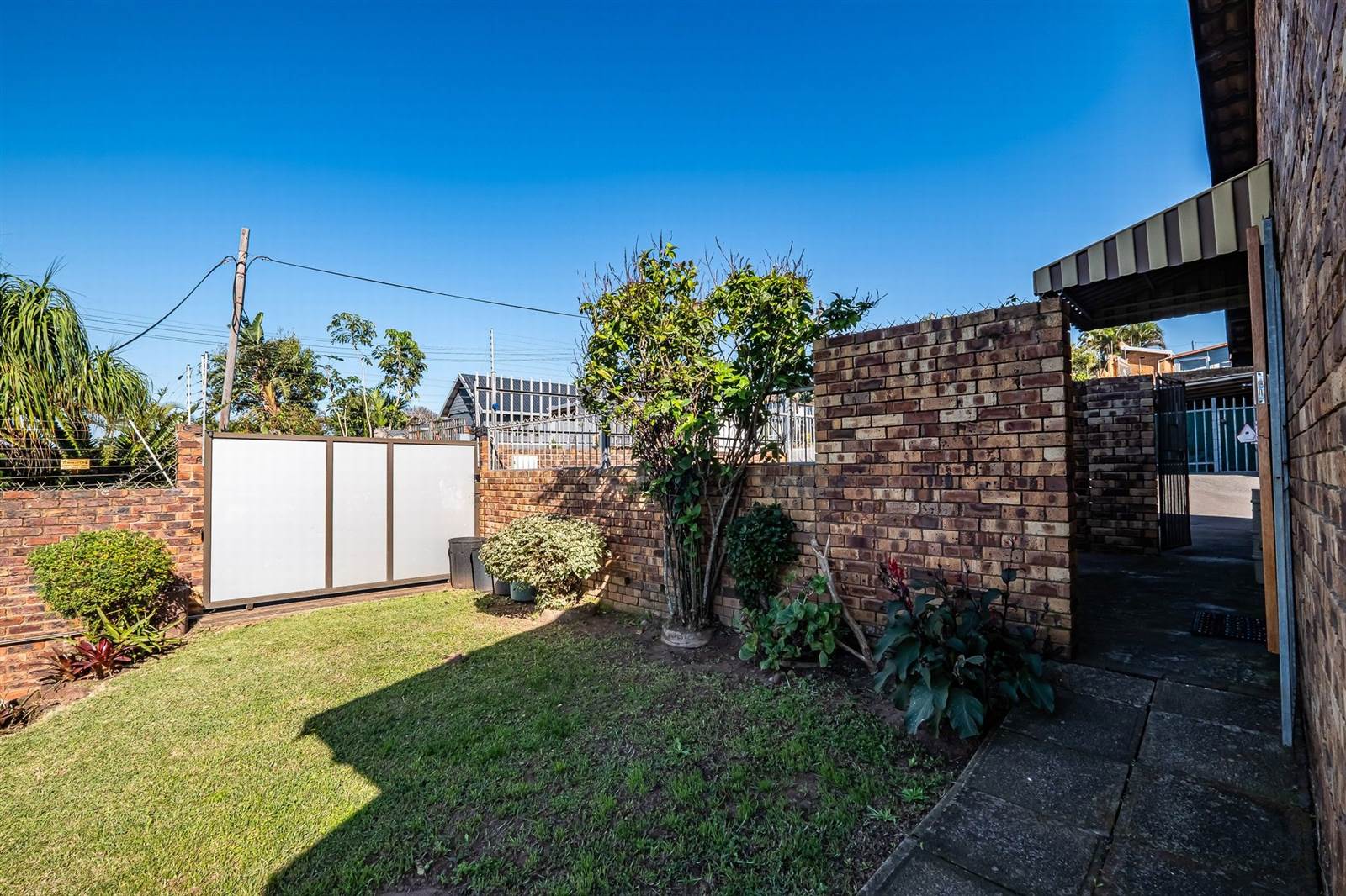 2 Bed Townhouse in Doonside photo number 24