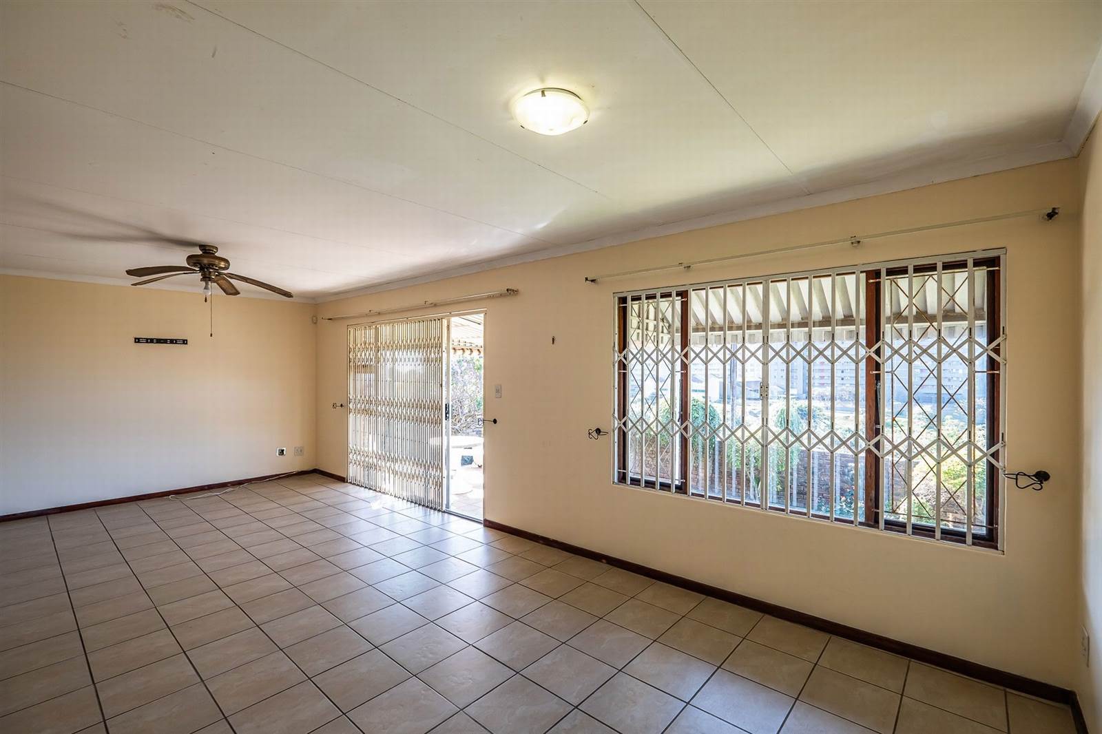 2 Bed Townhouse in Doonside photo number 18